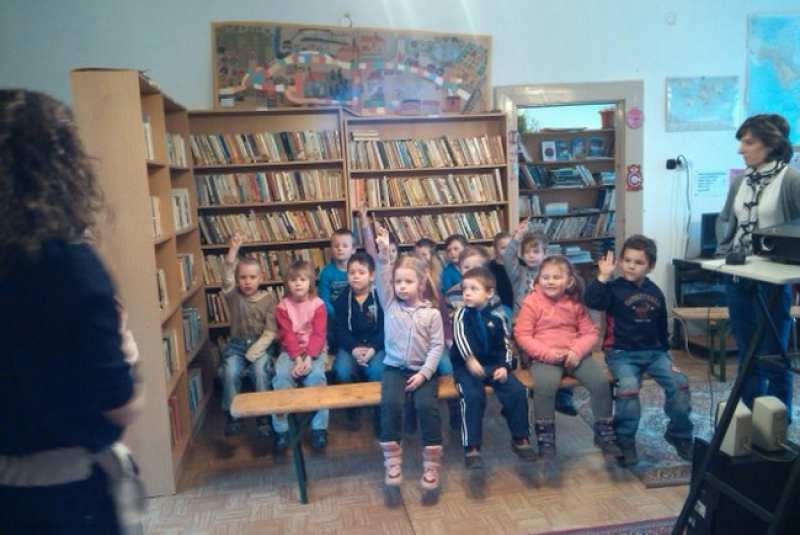 V miestnej knižnici sa z kníh tešili naši najmenší